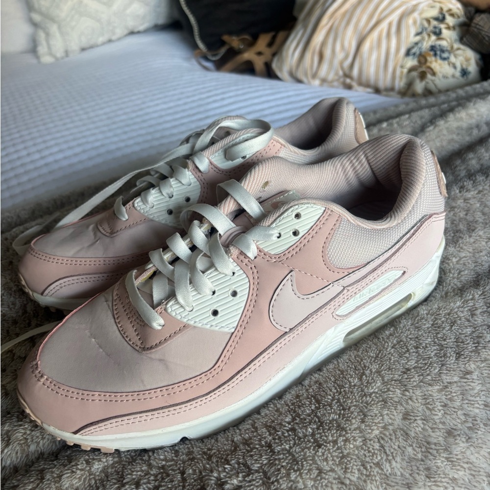 Nike Women's pink and White Sneakers